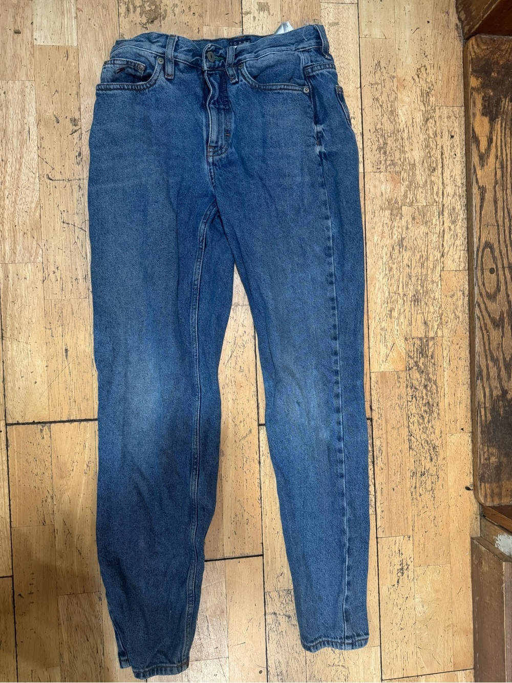 Vintage Y2K Tommy Jeans Medium Wash Denim Flag Patch Mom Jeans 27x30